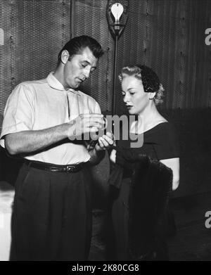 Robert Mitchum & Olivia De Havilland Film: Not as A Stranger (USA 1955) personaggi: Lucas Marsh, Kristina Hedvigson / Literaturverfilmung (basato sul libro di Morton Thompson) regista: Stanley Kramer 28 giugno 1955 **AVVERTENZA** questa fotografia è solo per uso editoriale ed è copyright di UNITED ARTISTS e/o del fotografo assegnato dalla Film o dalla Production Company e può essere riprodotta solo da pubblicazioni in concomitanza con la promozione del film di cui sopra. È richiesto un credito obbligatorio per GLI ARTISTI UNITI. Il fotografo deve essere accreditato anche quando è noto. Nessun uso commerciale può b Foto Stock