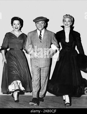 Jane Greer, James Cagney & Dorothy Malone Film: Man of A Thousand Faces (1950) personaggi: Hazel Bennet Chaney, Lon Chaney, Cleva Creighton Chaney regista: Joseph Pevney 13 agosto 1957 **AVVERTENZA** questa fotografia è solo per uso editoriale ed è copyright di UNIVERSAL e/o del fotografo assegnato dalla Film o dalla Production Company e può essere riprodotta solo da pubblicazioni in concomitanza con la promozione del film di cui sopra. È richiesto un credito obbligatorio a UNIVERSAL. Il fotografo deve essere accreditato anche quando è noto. Nessun uso commerciale può essere concesso senza autorizzazione scritta per la prima parte Foto Stock