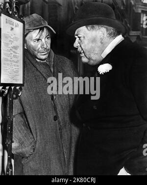 David Wayne & Charles Laughton Film: O. Henry'S Full House (1952) personaggi: Horace (The Cop and the Anthem), Sapy (The Cop and the Anthem) regista: Henry Hathaway 19 settembre 1952 **AVVERTENZA** questa fotografia è solo per uso editoriale ed è copyright di 20 CENTURY FOX e/o del fotografo assegnato dalla Film o dalla Production Company e può essere riprodotta solo da pubblicazioni in concomitanza con la promozione del film di cui sopra. È richiesto un credito obbligatorio a 20 CENTURY FOX. Il fotografo deve essere accreditato anche quando è noto. Nessun uso commerciale può essere concesso senza autorizzazione scritta Foto Stock