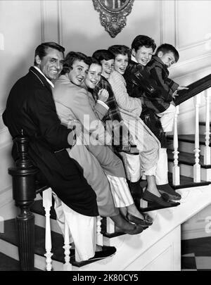 Cary Grant, Betsy Drake & George Winslow Film: Stanza per un altro (USA 1952) personaggi: George 'Poppy' Rose, Anna Perrott Rose, Teenie regista: Norman Taurog 10 gennaio 1952 **AVVERTENZA** questa fotografia è solo per uso editoriale ed è copyright di WARNER BROS. E/o del fotografo assegnato dalla Film o dalla Production Company e può essere riprodotta solo da pubblicazioni in concomitanza con la promozione del film di cui sopra. È richiesto un credito obbligatorio a WARNER BROS.. Il fotografo deve essere accreditato anche quando è noto. Nessun uso commerciale può essere concesso senza l'autorizzazione scritta da parte di Foto Stock