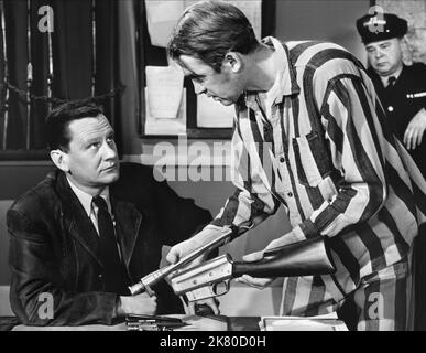 Wendell Corey & James Stewart Film Carbine Williams (1955) personaggi: Capt. H.T. Peoples, Marsh Williams regista: Richard Thorpe 24 aprile 1952 **ATTENZIONE** questa fotografia è ad uso esclusivamente editoriale ed è copyright della MGM e/o del fotografo assegnato dalla Film or Production Company e può essere riprodotta solo da pubblicazioni in concomitanza con la promozione del suddetto Film. È richiesto un credito obbligatorio a MGM. Il fotografo deve essere accreditato anche se conosciuto. Nessun uso commerciale può essere concesso senza l'autorizzazione scritta di The Film Company. Foto Stock