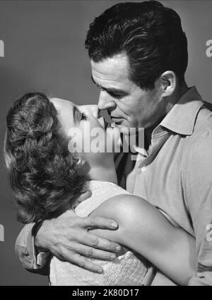 Barbara Stanwyck & Robert Ryan Film: Clash by Night (1952) personaggi: Mae Doyle D'amato, Earl Pfeiffer regista: Fritz Lang 16 giugno 1952 **AVVERTENZA** questa fotografia è solo per uso editoriale ed è copyright di RKO e/o del fotografo assegnato dalla Film o dalla Production Company e può essere riprodotta solo da pubblicazioni in concomitanza con la promozione del film di cui sopra. È richiesto un credito obbligatorio a RKO. Il fotografo deve essere accreditato anche quando è noto. Nessun uso commerciale può essere concesso senza autorizzazione scritta da parte della Film Company. Foto Stock