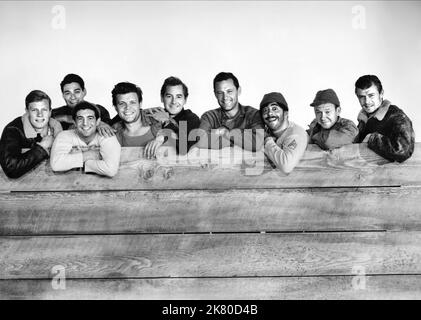 Peter Graves, Jay Lawrence, Harvey Lembeck, Neville Brand, Don Taylor, William Holden, Robert Strauss, Richard Erdman & Michael Moore Film: Stalag 17 (USA 1953) personaggi: Price, Bagradian, Harry Shapiro, Duke, Lt. James Dunbar, SGT. J.J. Sefton, Stanislas Kasava, Sgt. 'Hoffy' Hoffman, Manfredi regista: Billy Wilder 29 maggio 1953 **AVVERTENZA** questa fotografia è solo per uso editoriale ed è copyright di PARAMOUNT e/o del fotografo assegnato dalla Film o dalla Production Company e può essere riprodotta solo da pubblicazioni in concomitanza con la promozione del film di cui sopra. Un Cr. Obbligatorio Foto Stock