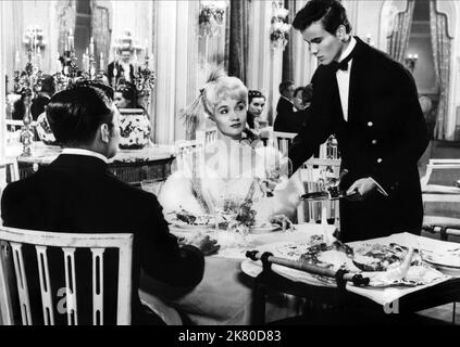 Peer Schmidt, Liselotte Pulver & Horst Buchholz Film: Confessioni di Felix Krull; Bekenntnisse Des Hochstaplers Felix Krull (DE 1957) personaggi: Marchese di Venosta, Zaza, Felix Krull regista: Kurt Hoffmann 25 aprile 1957 **AVVERTENZA** questa fotografia è solo per uso editoriale ed è copyright di Europa-FILMVERLEIH e/o del fotografo assegnato dalla Film o dalla Società di produzione e può essere riprodotta solo da pubblicazioni in concomitanza con la promozione del film di cui sopra. È richiesto un credito obbligatorio a Europa-FILMVERLEIH. Il fotografo deve essere accreditato anche quando è noto. Nessuna comunicazione Foto Stock