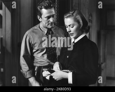 Kirk Douglas & Eleanor Parker Film: Detective Story (USA 1951) personaggi: DET. James 'Jim' McLeod, Mary McLeod Direttore: William Wyler 24 ottobre 1951 **AVVERTENZA** questa fotografia è solo per uso editoriale ed è copyright di IMMAGINI DI PRIMARIA IMPORTANZA e/o del fotografo assegnato dalla Film o dalla Production Company e può essere riprodotta solo da pubblicazioni in concomitanza con la promozione del film di cui sopra. È richiesto un credito obbligatorio per LE FOTO DI PARAMOUNT. Il fotografo deve essere accreditato anche quando è noto. Nessun uso commerciale può essere concesso senza autorizzazione scritta da parte del Compa pellicola Foto Stock