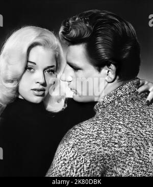 Diana Dors & Joe Robinson Film: A Kid for Two Farthings (1955) personaggi: Sonia, Sam Heppner regista: Carol Reed 10 maggio 1955 **AVVERTENZA** questa fotografia è solo per uso editoriale ed è copyright del FILM LONDINESE e/o del fotografo assegnato dalla Film o Production Company e può essere riprodotta solo da pubblicazioni in concomitanza con la promozione del film di cui sopra. È richiesto un credito obbligatorio per IL FILM DI LONDRA. Il fotografo deve essere accreditato anche quando è noto. Nessun uso commerciale può essere concesso senza autorizzazione scritta da parte della Film Company. Foto Stock