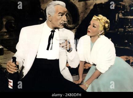 Louis Calhern & Lana Turner Film Latin Lovers (1959) personaggi: Nonno Eduardo Santos, Nora Taylor regista: Mervyn Leroy 12 agosto 1953 **WARNING** questa fotografia è solo per uso editoriale ed è copyright della MGM e/o del fotografo assegnato dalla Film o Production Company e può essere riprodotta solo da pubblicazioni in concomitanza con la promozione del suddetto Film. È richiesto un credito obbligatorio a MGM. Il fotografo deve essere accreditato anche se conosciuto. Nessun uso commerciale può essere concesso senza l'autorizzazione scritta di The Film Company. Foto Stock