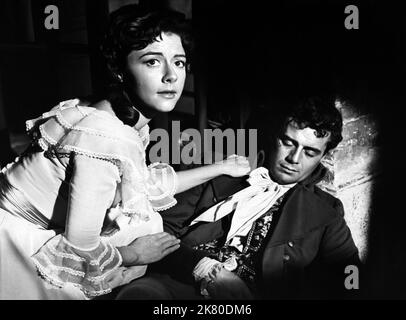 Dorothy Tutin & Dirk Bogarde Film: Una storia di due città (1953) personaggi: Lucie Manette, Sydney Carton Director: Ralph Thomas 28 febbraio 1958 **AVVERTENZA** questa fotografia è solo per uso editoriale ed è copyright dell'ORGANIZZAZIONE DI RANGO e/o del fotografo assegnato dalla Film o dalla Production Company e può essere riprodotta solo da pubblicazioni in concomitanza con la promozione del film di cui sopra. È richiesto un credito obbligatorio per CLASSIFICARE L'ORGANIZZAZIONE. Il fotografo deve essere accreditato anche quando è noto. Nessun uso commerciale può essere concesso senza autorizzazione scritta da parte della Film Company. Foto Stock