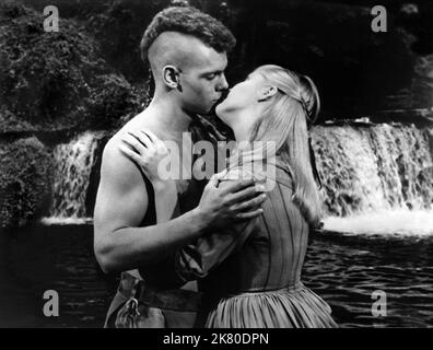 James Macarthur & Carol Lynley Film: La luce nella foresta (1957) personaggi: Johnny Butler / True Son, Shenandoe regista: Herschel Daugherty 08 luglio 1958 **AVVERTENZA** questa fotografia è solo per uso editoriale ed è copyright di WALT DISNEY e/o del fotografo assegnato dalla Film o dalla Production Company e può essere riprodotta solo da pubblicazioni in concomitanza con la promozione del film di cui sopra. È richiesto un credito obbligatorio a WALT DISNEY. Il fotografo deve essere accreditato anche quando è noto. Nessun uso commerciale può essere concesso senza autorizzazione scritta da parte della Film Company. Foto Stock