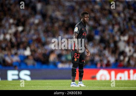 SAN SEBASTIAN, SPAGNA - 19 OTTOBRE: Amath Ndiaye di RCD Mallorca guarda durante la partita la Liga Santander tra Real Sociedad e RCD Mallorca il 19 ottobre 2022 alla reale Arena di San Sebastian, Spagna. Credit: Ricardo Larreina/AFLO/Alamy Live News Foto Stock