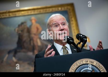 Washington, DC, Stati Uniti. 19th Ott 2022. Il Presidente DEGLI STATI UNITI Joe Biden parla nella Sala Roosevelt della Casa Bianca a Washington, DC, Stati Uniti, mercoledì 19 ottobre, 2022. L'amministrazione Biden prevede di liberare 15 milioni di barili dalle riserve di emergenza statunitensi, e potrebbe considerare molto di più quest'inverno, nel tentativo di allentare i prezzi elevati della benzina che sono diventati una responsabilità per i democratici nelle elezioni di medio termine del mese prossimo. Credito: Al Drago/Pool tramite CNP/dpa/Alamy Live News Foto Stock