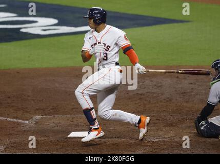 Houston, Stati Uniti. 19th Ott 2022. Houston Astros Jeremy pena conquista un doppio nel quinto inning contro i New York Yankees nel gioco uno della loro American League Championship Series al Minute Maid Park di Houston mercoledì 19 ottobre 2022. Foto di John Angelillo/UPI Credit: UPI/Alamy Live News Foto Stock