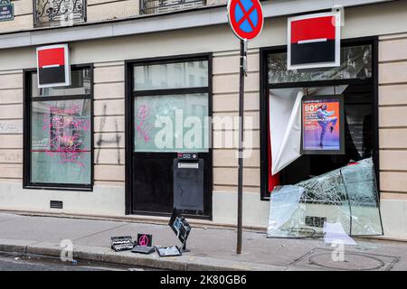 Parigi, Francia. 16th Ott 2022. Vista di una banca ''Societe Generale' distrutta ai margini della ''marcia contro la vita costosa'' di Parigi. (Credit Image: © Denis Thaust/SOPA Images via ZUMA Press Wire) Foto Stock