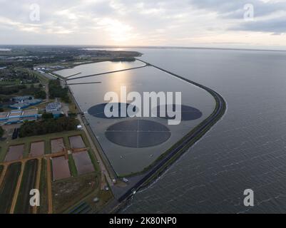 Pannelli solari girevoli galleggianti. Sistema solare di generazione di energia sostenibile su larga scala. Verde estrazione di energia elettrica dal sole su Foto Stock