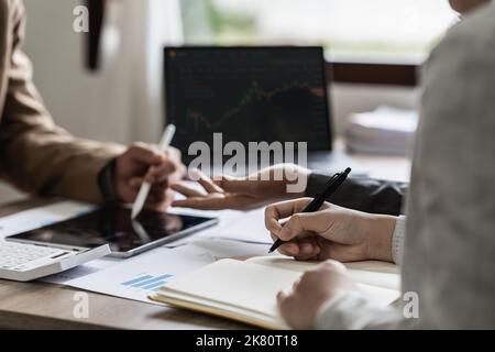 Team aziendale che lavora con il piano finanziario, riunione, discussione, brainstorming con tablet sulla scrivania dell'ufficio, concetto di riunione Foto Stock