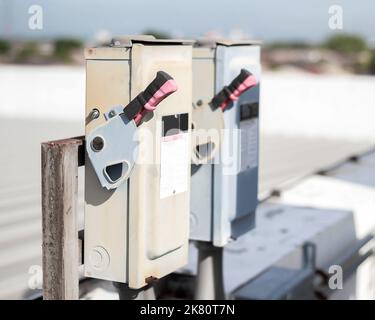 scatola interruttore di sicurezza elettrica su sfondo isolato.controllo commutazione elettrica principale. Foto Stock