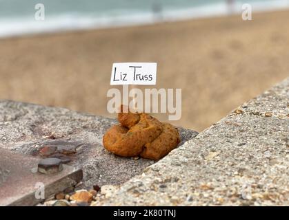 Un artista di strada, che si chiama Browne, ha creato una serie di falsi poos di protesta lungo il lungomare di Southsea, Hampshire, con il nome del primo ministro Liz Truss. La sua protesta mette in luce ciò che dice è la situazione 'poo-ey? In cui il primo ministro ha sbarcato il paese. Data immagine: Mercoledì 19 ottobre 2022. Foto Stock