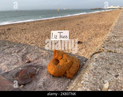 Un artista di strada, che si chiama Browne, ha creato una serie di falsi poos di protesta lungo il lungomare di Southsea, Hampshire, con il nome del primo ministro Liz Truss. La sua protesta mette in luce ciò che dice è la situazione 'poo-ey? In cui il primo ministro ha sbarcato il paese. Data immagine: Mercoledì 19 ottobre 2022. Foto Stock