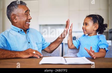 Alto cinque, l'apprendimento del bambino e il supporto del nonno nero della famiglia, aiutando o curando per l'istruzione domestica o la motivazione di sviluppo della lingua. Uomo anziano Foto Stock