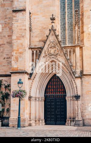 Porta d'ingresso alla chiesa gotica o alla cattedrale nella città vecchia europea Foto Stock