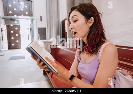 Donna che canta e legge Gospel Songbooks in chiesa. Tempo libero ed educazione religiosa Foto Stock