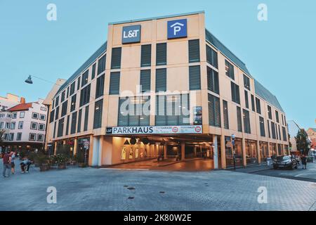 24 luglio 2022, Osnabruck, Germania: Parcheggio a più piani nel centro della città Foto Stock