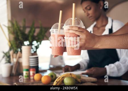 Alimenta il tuo corpo nel modo migliore. Una donna d'affari che dà a un cliente i loro frullati. Foto Stock