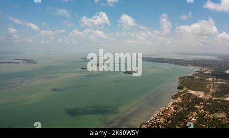 Drone aereo della costa della penisola di Kalpitiya con palme Sri Lanka. Foto Stock