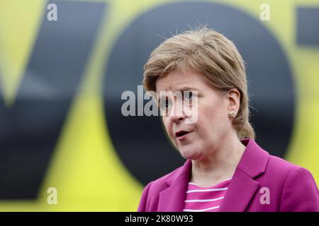 Foto del file datata 2/5/2022 del primo Ministro Nicola Sturgeon che presiederà il secondo vertice con i leader dell'industria energetica in meno di due mesi giovedì. Arriva come il nuovo cancelliere, Jeremy Hunt, ha annunciato lunedì che la garanzia del prezzo dell'energia, che ha effettivamente limitato i prezzi dell'energia per due anni, durerà invece solo sei mesi con un approccio più mirato che avrà il suo posto l'anno prossimo. Nell'incontro di agosto sono stati inclusi enti di beneficenza, fornitori di energia come Scottish Power, E.ON e OVO Energy, nonché l'Alleanza per la povertà e l'azione energetica Scotland. Data di emissione: Giovedì 20 ottobre 2 Foto Stock