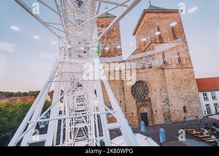 24 luglio 2022, Osnabruck, Germania: Vista dalla cabina della ruota panoramica sul Duomo di San Petrus nel centro storico della città europea Foto Stock