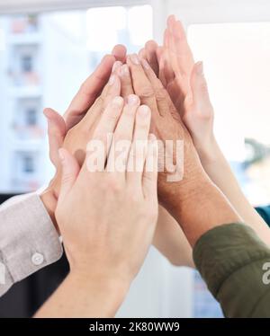 Motivate i membri del vostro team ad essere i migliori. Un gruppo di colleghi che si accaniscono l'un l'altro. Foto Stock