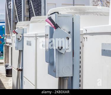 scatola interruttore di sicurezza elettrica su sfondo isolato.controllo commutazione elettrica principale. Foto Stock