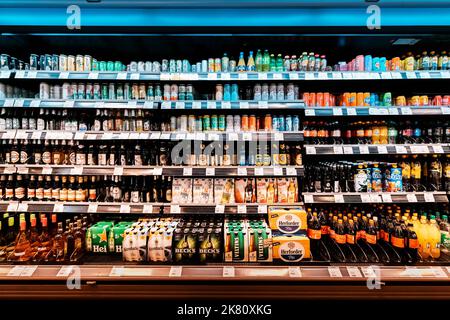 24 luglio 2022, Osnabruck, Germania: Un assortimento di bevande alcoliche leggere e analcoliche nel frigorifero nel supermercato. Economia dei consumatori e b Foto Stock