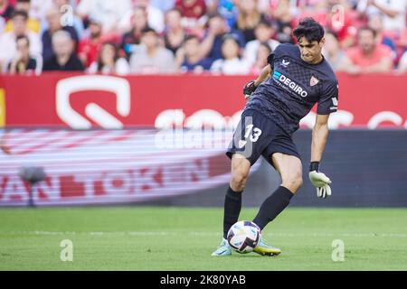 Yassine Bounou 'Bono' del Sevilla FC durante il campionato spagnolo la Liga partita di calcio tra Sevilla FC e Valencia CF il October18, 2022 allo stadio Ramon Sanchez Pizjuan di Siviglia, Spagna - Foto: Joaquin Corchero/DPPI/LiveMedia Foto Stock