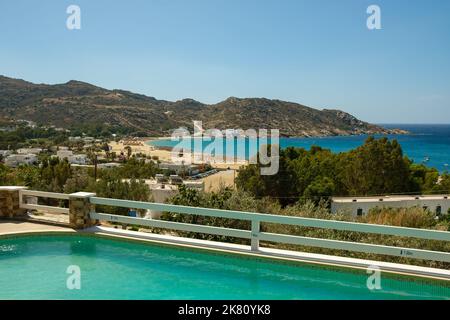 IOS, Grecia - 6 settembre 2022 : Vista di una bella piscina che si affaccia sulla famosa spiaggia di Mylopotas in Grecia iOS Foto Stock