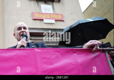 Il Segretario generale della RMT Mick Lynch si rivolge a un raduno di massa al di fuori dell'ufficio di consegna di Brighton, composto da lavoratori postali, ingegneri di OpenReach e personale del call center durante l'azione di sciopero dell'Unione dei lavoratori della comunicazione. Data immagine: Giovedì 20 ottobre 2022. Foto Stock