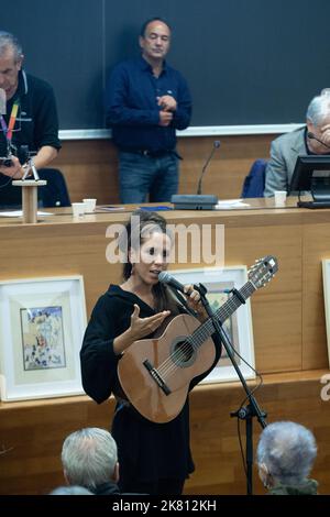 Roma, Italia. 19th Ott 2022. La cantante italiana Lavinia Mancusi durante l'incontro per presentare il Corridoio umanitario Kabul - Roma - Riace a Roma (Foto di Matteo Nardone/Pacific Press) Credit: Pacific Press Media Production Corp./Alamy Live News Foto Stock