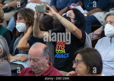 Roma, Italia. 19th Ott 2022. Un sostenitore di Domenico Lucano durante l'incontro per presentare il Corridoio umanitario Kabul - Roma - Riace a Roma (Foto di Matteo Nardone/Pacific Press) Credit: Pacific Press Media Production Corp./Alamy Live News Foto Stock