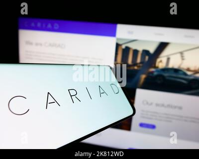 Smartphone con logo della società tedesca di software automobilistico cariad se sullo schermo di fronte al sito web aziendale. Messa a fuoco al centro del display del telefono. Foto Stock