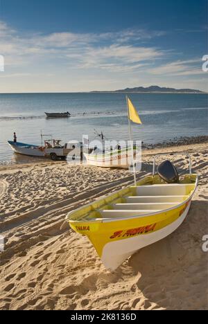 Barche di lancio dalla spiaggia di Bahia de San Felipe, a San Felipe, Baja California, Messico Foto Stock