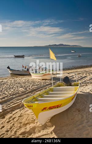 Barche di lancio dalla spiaggia di Bahia de San Felipe, a San Felipe, Baja California, Messico Foto Stock