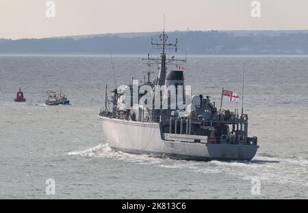 Il contatore minerario misura la nave HMS BROCKLESBY in partenza dalla base navale Foto Stock