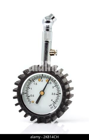 Manometro analogico per la misurazione della pressione degli pneumatici per auto, moto e bicicletta. Foto Stock