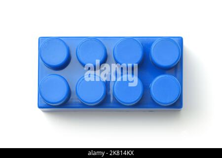 Vista dall'alto di un blocco di giocattoli di plastica blu isolato su bianco Foto Stock