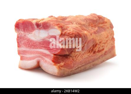 Pezzo di pancia di maiale affumicato freddo isolato su bianco Foto Stock