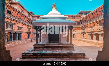 santuario nel cortile del Museo Patan di Lalitpur, Nepal Foto Stock