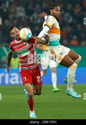 Augusta, Germania. 19th Ott 2022. Serge Gnabry (R) del Bayern Monaco di Baviera vies con Iago Amaral Borduchi di Augusta durante la loro seconda partita di calcio della Coppa di Germania ad Augusta, Germania, 19 ottobre 2022. Credit: Philippe Ruiz/Xinhua/Alamy Live News Foto Stock