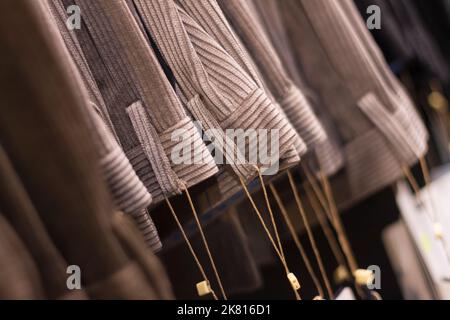 Primo piano sulla selezione di sfondo motivo tessile per pantaloni uomo, non sono visibili persone. Foto Stock