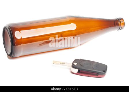 Concetto di bere e guidare. Bottiglia di birra e chiavi dell'auto Foto Stock