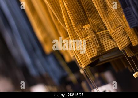 Primo piano sulla selezione di sfondo motivo tessile per pantaloni uomo, non sono visibili persone. Foto Stock